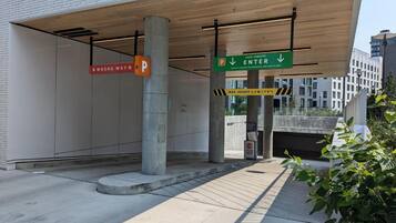 Entrada de estacionamiento con un letrero que indica una altura máxima de 2,3 metros.