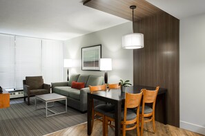 Suite, 1 trÚs grand lit et 1 canapé-lit, cuisine | Repas dans la chambre