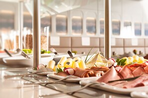 Ein reichhaltiges Buffet mit verschiedenen Speisen und Geschirr.