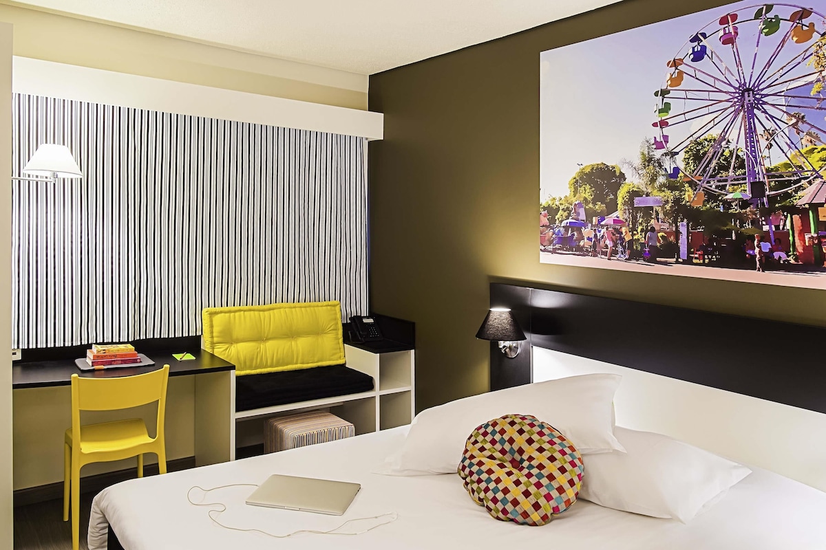 In-room safe, desk, laptop workspace, soundproofing