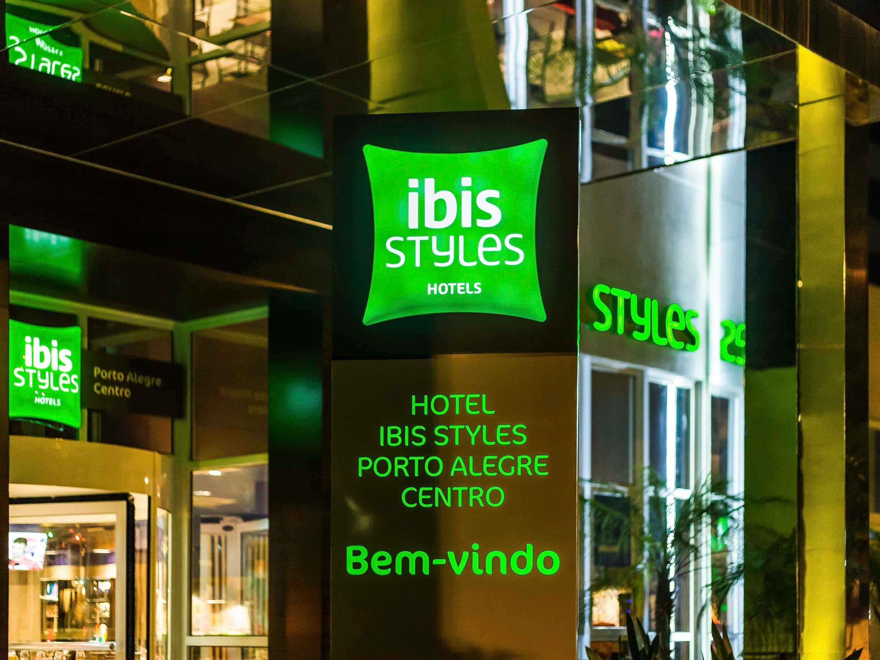 A hotel sign with 'ibis Styles Hotels' and 'Porto Alegre Centro' indicating the location.