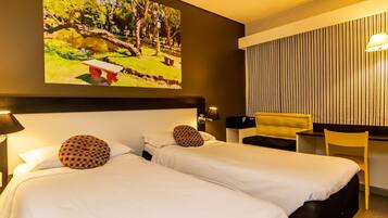 Cofres nos quartos, individualmente decorados, escrivaninha