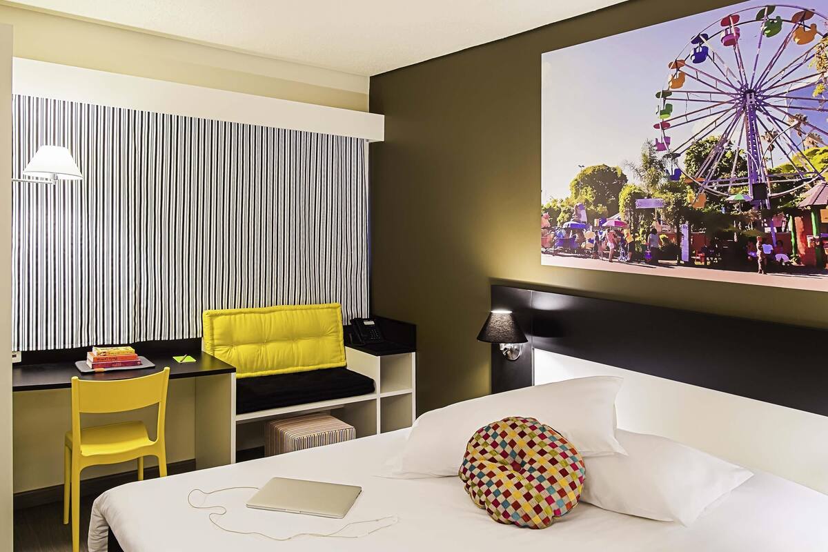 In-room safe, desk, laptop workspace, soundproofing