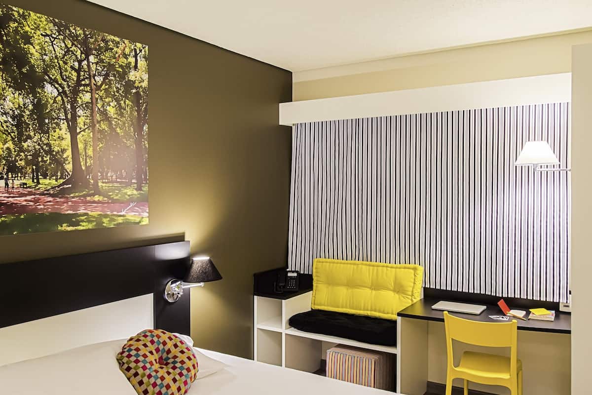 Kamar Standar, 1 Tempat Tidur Double | Brankas, didekorasi berbeda-beda, dan meja kerja