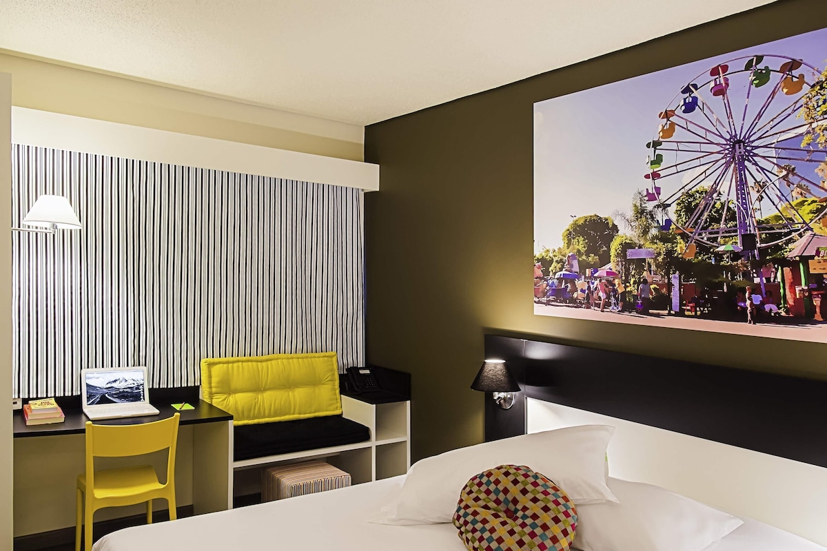 In-room safe, desk, laptop workspace, soundproofing