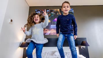 Suíte júnior, várias camas | Cofres nos quartos, individualmente decorados, escrivaninha