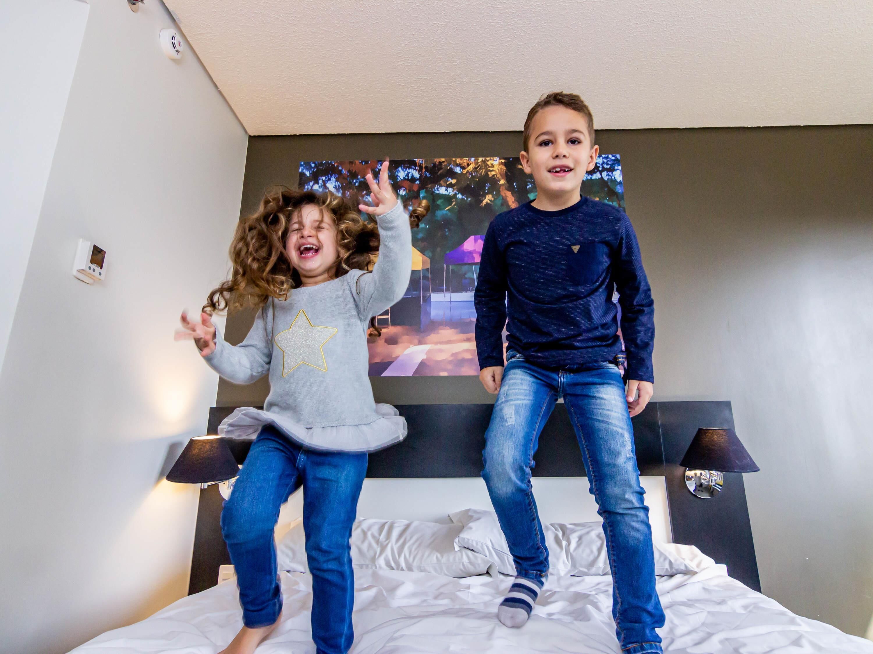 Suíte júnior, várias camas | Cofres nos quartos, individualmente decorados, escrivaninha