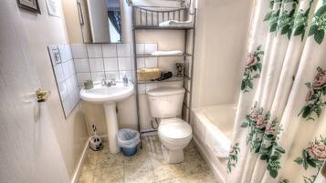 Kamar Standar, 1 Tempat Tidur King | Kamar mandi | Kombinasi shower/bathtub dan perlengkapan mandi gratis