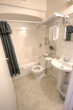 Standard Room, 1 Double Bed | Bathroom