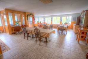 Café da manhã completo grátis todos os dias