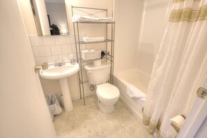 Quarto standard, 2 camas Queen | Banheiro | Chuveiro/banheira combinados, produtos de toalete grátis