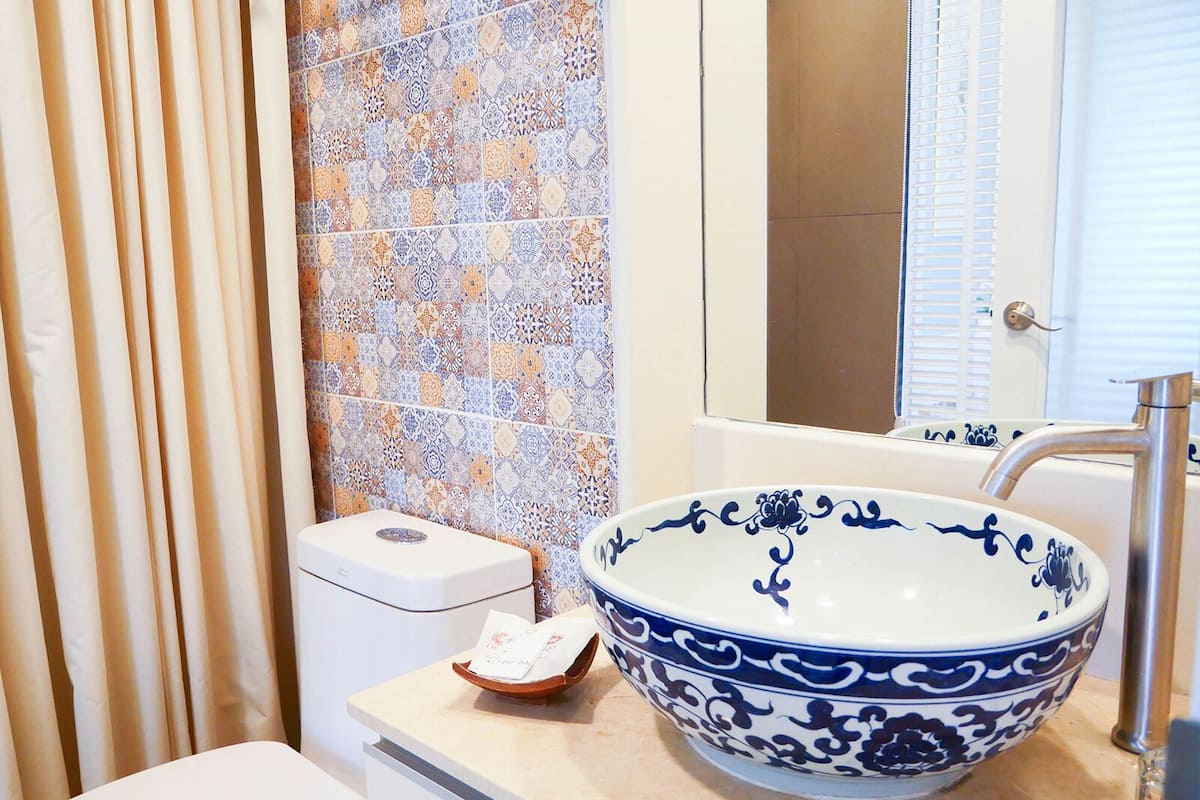 superior double room | bathroom | shower, rainfall showerhead, free toiletries, hair dryer