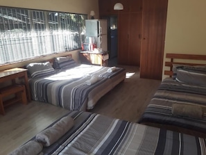 Individually furnished, desk, laptop workspace, free WiFi - Bedrock B&B (Bloemfontein)