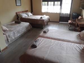 Zimmer (7) | Individuell eingerichtet, Schreibtisch, laptopgeeigneter Arbeitsplatz