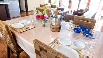 Suite Deluxe, 3 habitaciones, para no fumadores (3rd Floor, For 1 - 6 People) | Servicio a la habitación