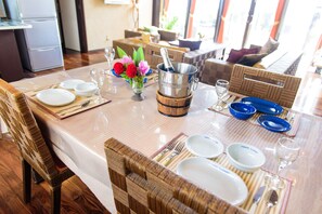 Suite Deluxe, 3 chambres, non-fumeur (3rd Floor, For 1 - 6 People) | Repas dans la chambre