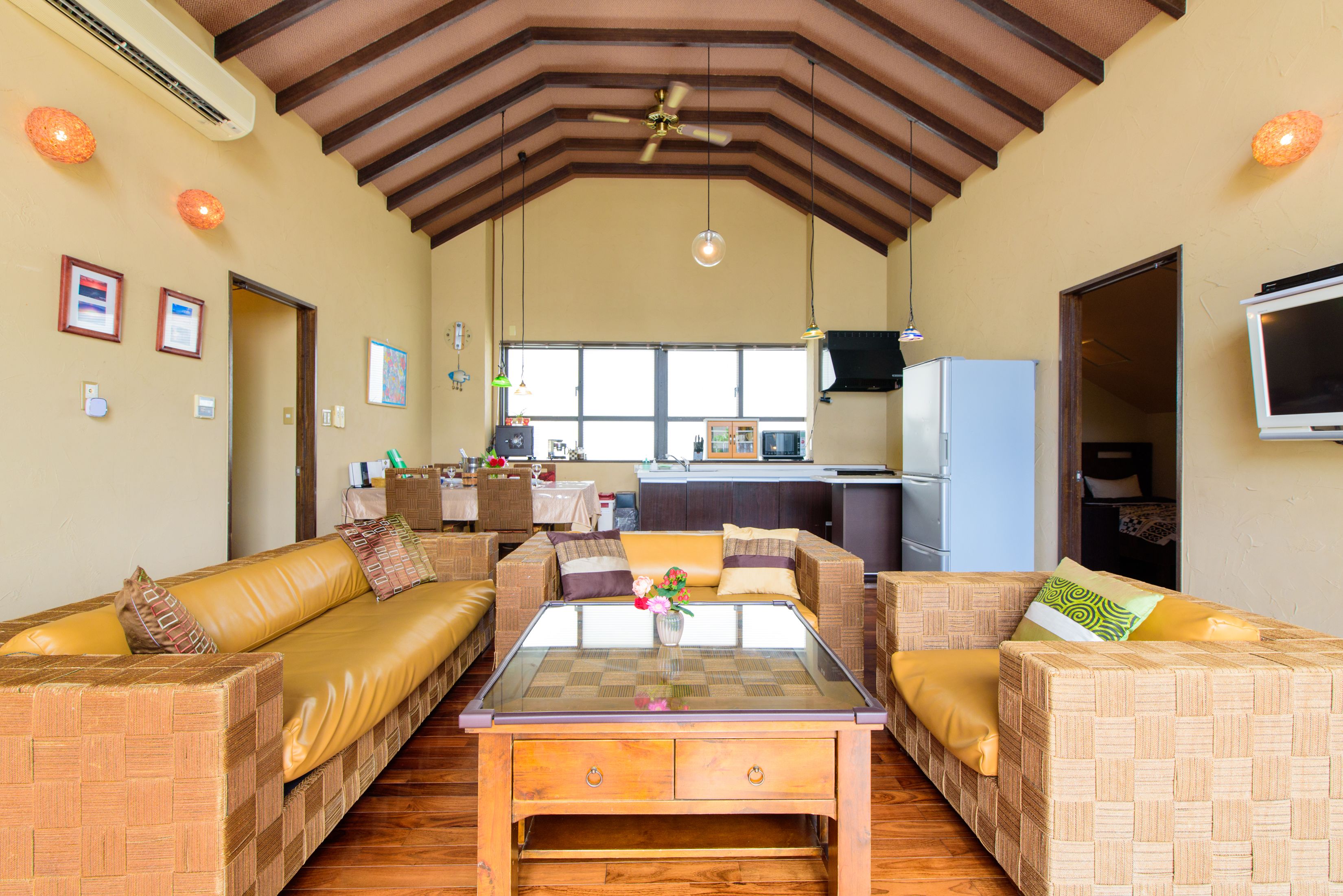 Suite Deluxe, 3 chambres, non-fumeurs (3rd Floor, For 1 - 6 People) | Salle de séjour | Télévision à écran plat