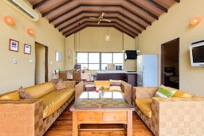 Suite Deluxe, 3 chambres, non-fumeurs (3rd Floor, For 1 - 6 People) | Salle de séjour | Télévision à écran plat