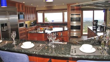 Réfrigérateur dans l'espace commun, bouilloire électrique