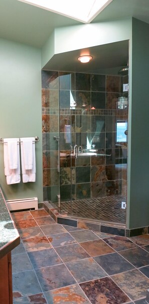 Suite, 1 kingsize bed, niet-roken (Grand View) | Badkamer met douche