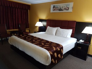 Desk, blackout curtains, iron/ironing board, free WiFi - Alpine Inn & Suites (Revelstoke)