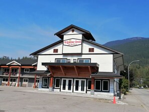 Front of property - Alpine Inn & Suites (Revelstoke)