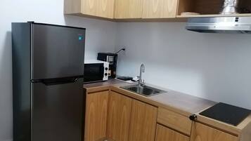 Suite, 2 camere da letto | Cucina privata | Frigorifero, microonde, piano cottura, macchina per tè/caffè