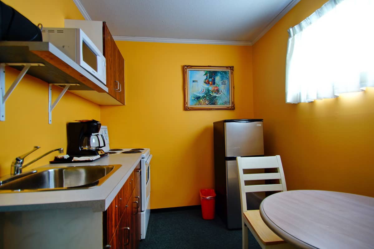 Deluxe Room, 1 King Bed, Mountain View | Private kitchen | Fridge, microwave, coffee/tea maker, electric kettle