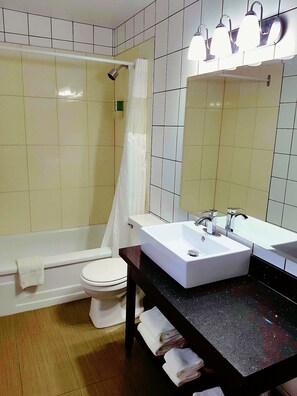 Free toiletries, hair dryer, towels, soap - Alpine Inn & Suites (Revelstoke)