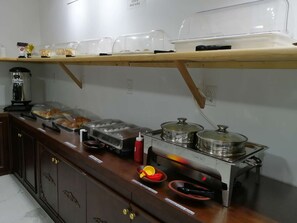 Breakfast buffet - Alpine Inn & Suites (Revelstoke)