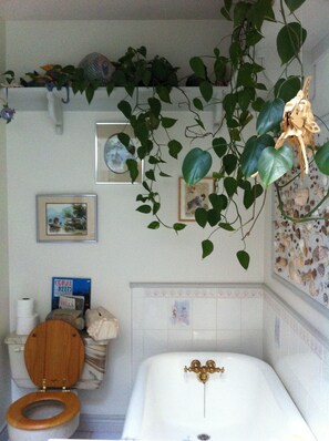 Family Double Room Single Use, 2 Queen Beds | Bathroom - Calla's Palace (Jasper)