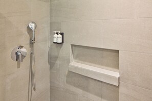 Dusche, Regendusche, Haartrockner, Handtücher
