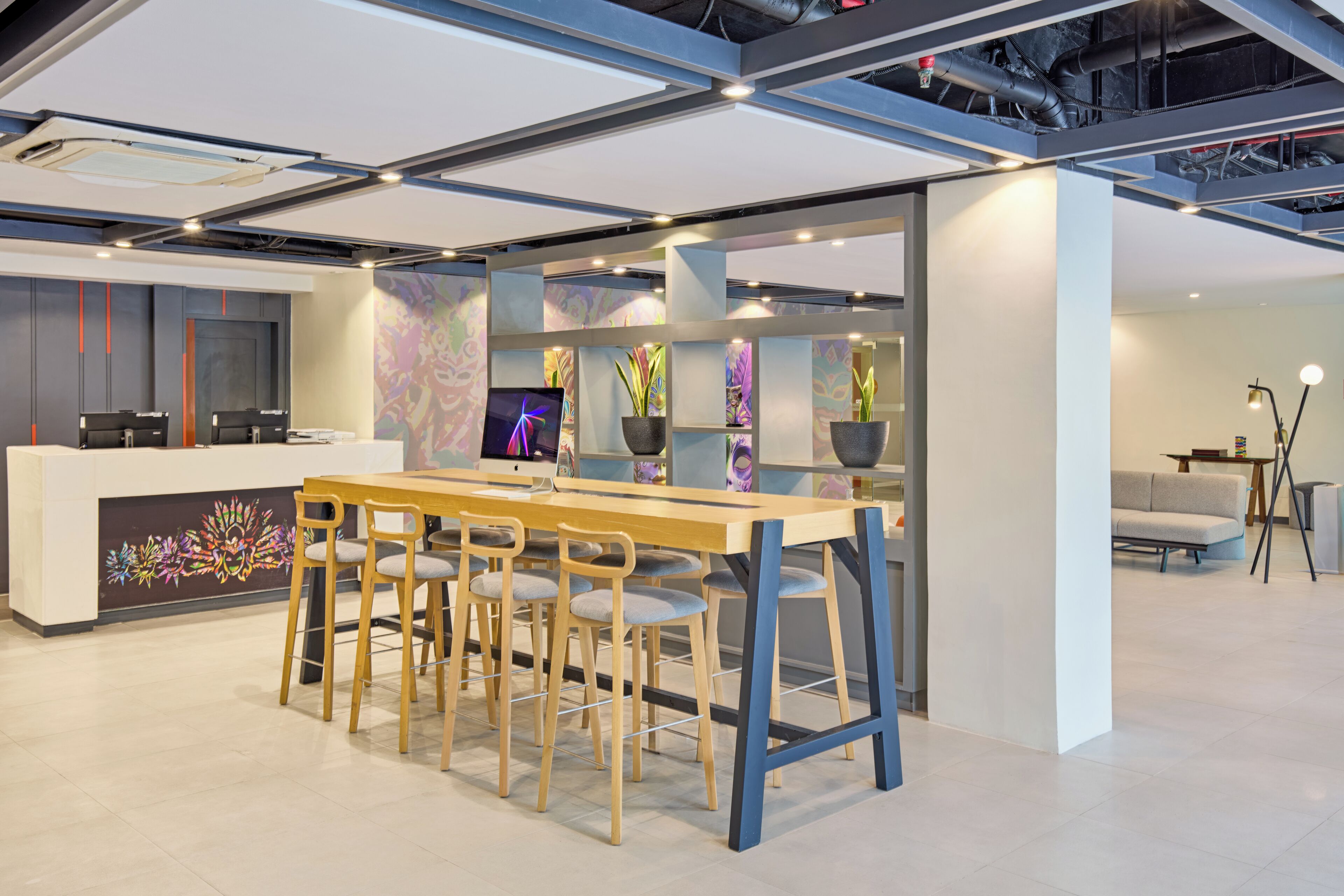 Ein modernes Interieur mit einer zentralen Essecke, einer Bar und Sitzgelegenheiten.