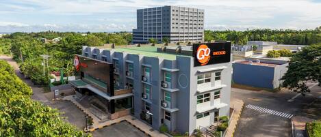 Un hôtel au design moderne, avec une enseigne bien visible indiquant « Go Bacolod Hotel & Suites ».