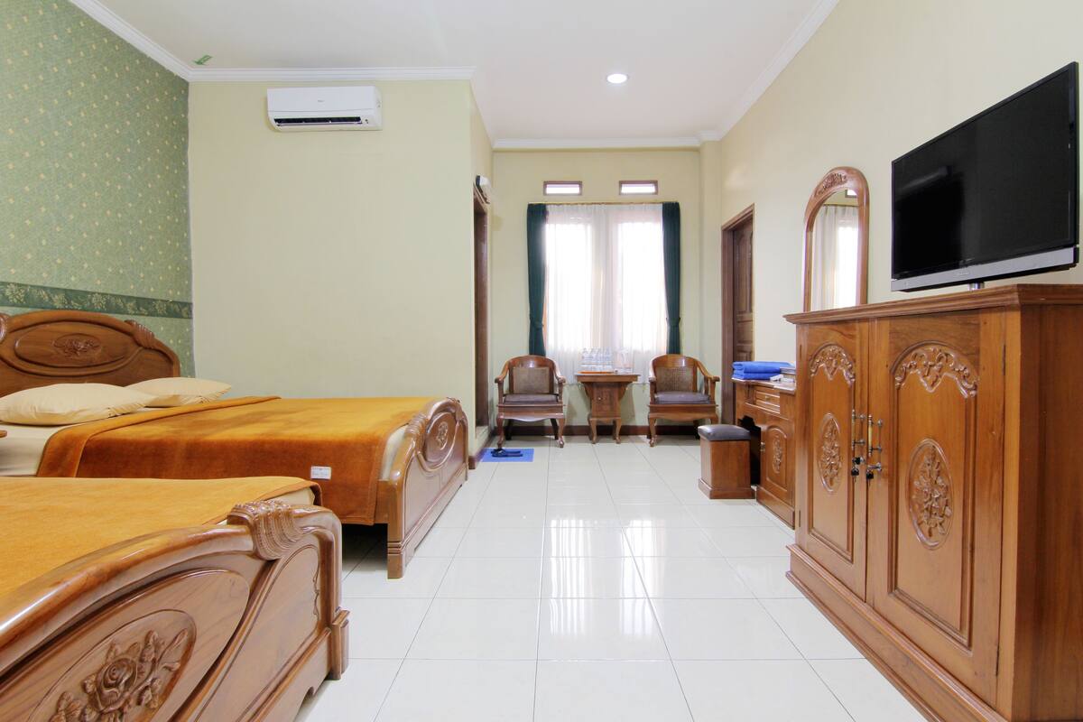 Habitación familiar, 2 camas dobles | Escritorio