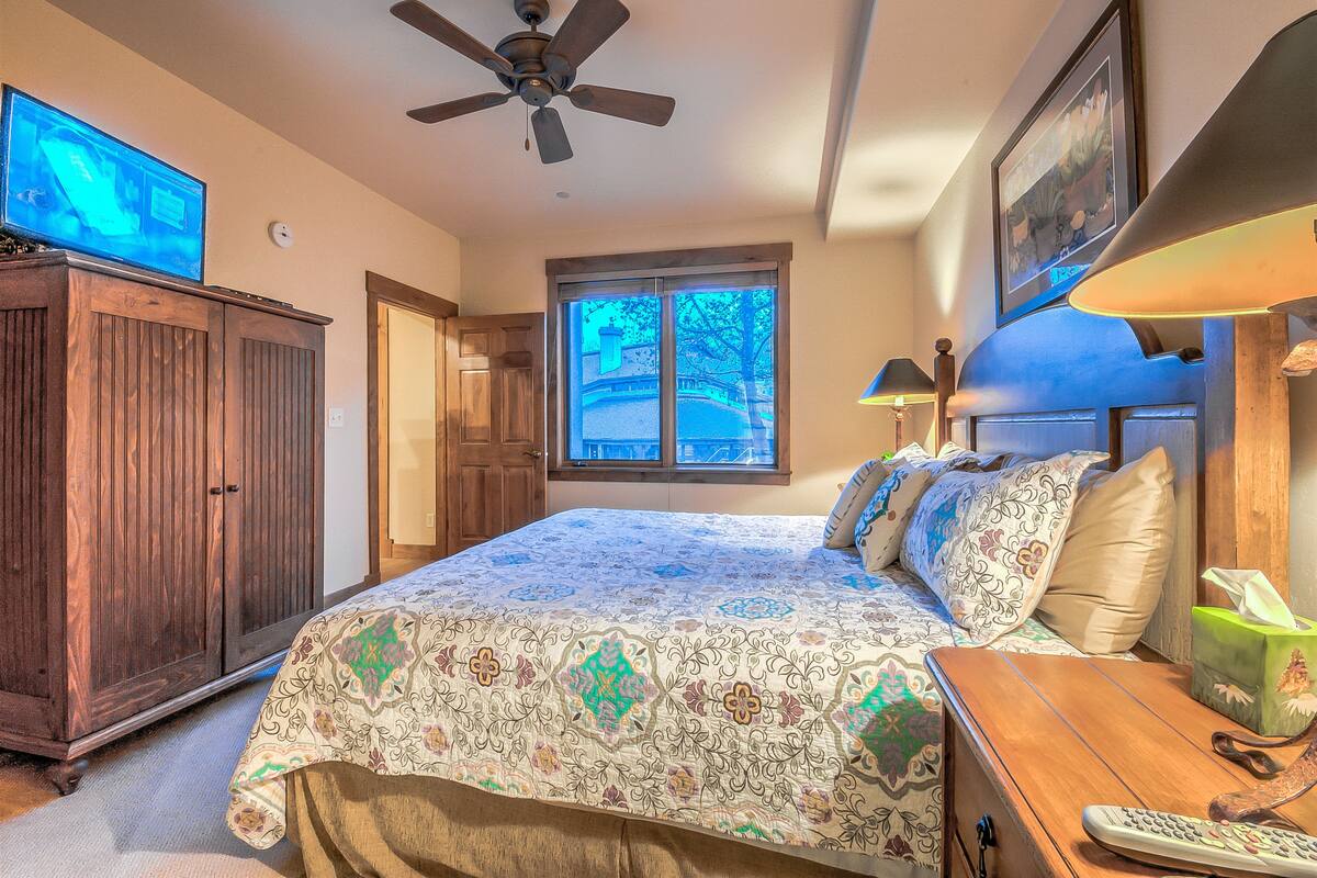 1 Bedroom, 1 Bathroom - Timberline Lodge 2111 | Iron/ironing board, rollaway beds