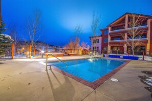 季节性开放的室外游泳池