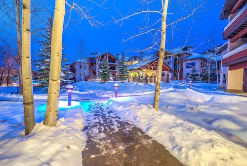 Trappeurs Crossing by Retreatia