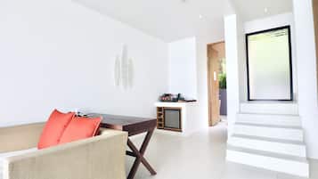 Panoramic Two Bedroom Pool Villa | Woonruimte | Een flatscreentelevisie en een dvd-speler