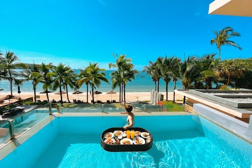 Outdoor pool, pool umbrellas, sun loungers
