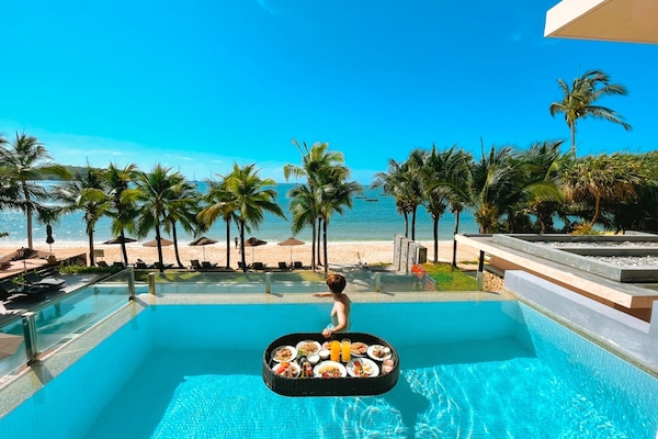 Outdoor pool, pool umbrellas, sun loungers