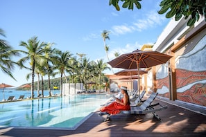 Outdoor pool, pool umbrellas, sun loungers