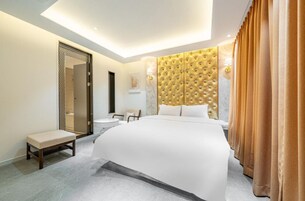 Luxury Room | Desk, free WiFi, bed sheets