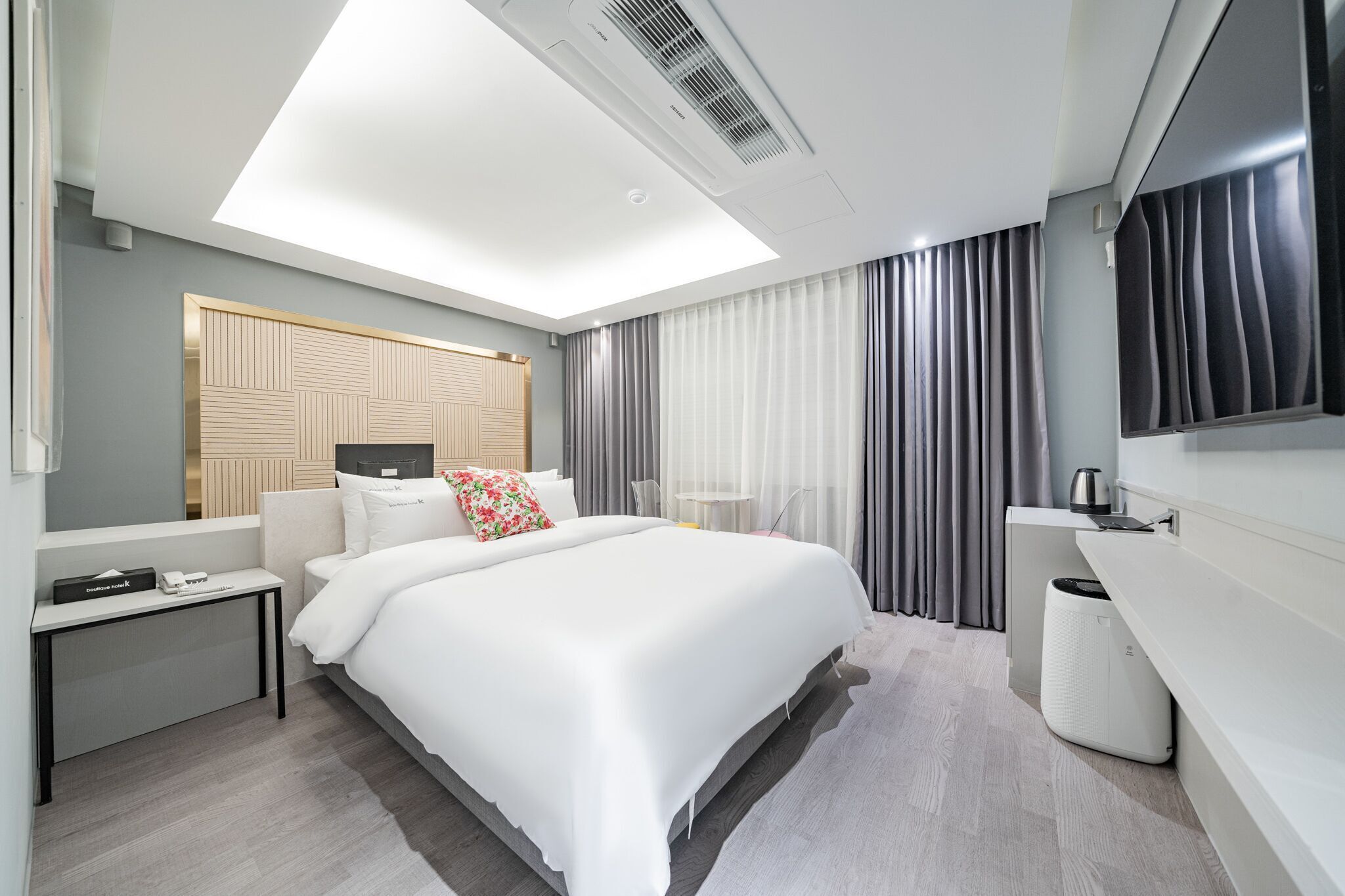 Desk, free WiFi, bed sheets