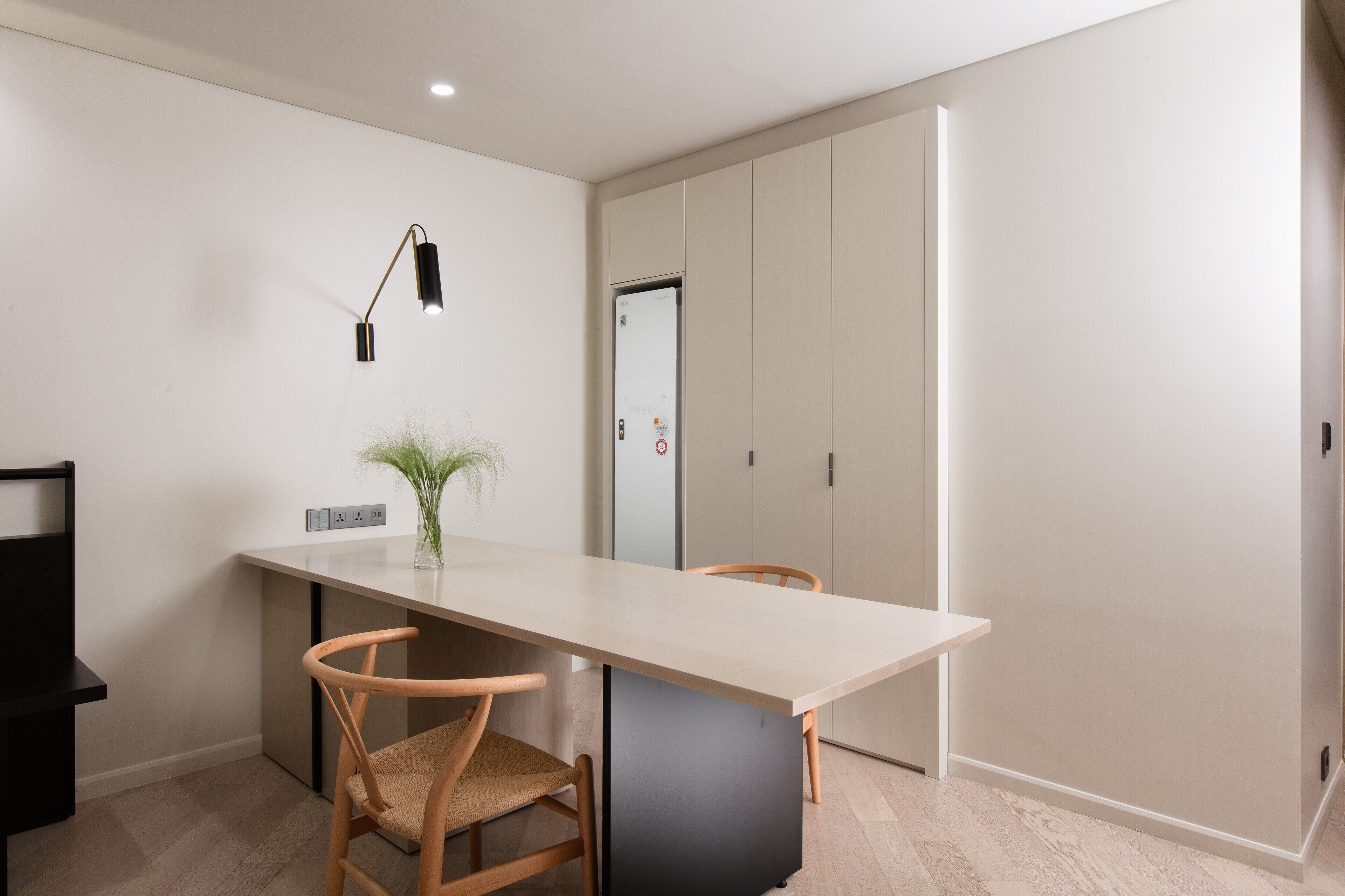 deluxe twin studio | premium bedding, tempur-pedic beds, in-room safe, desk