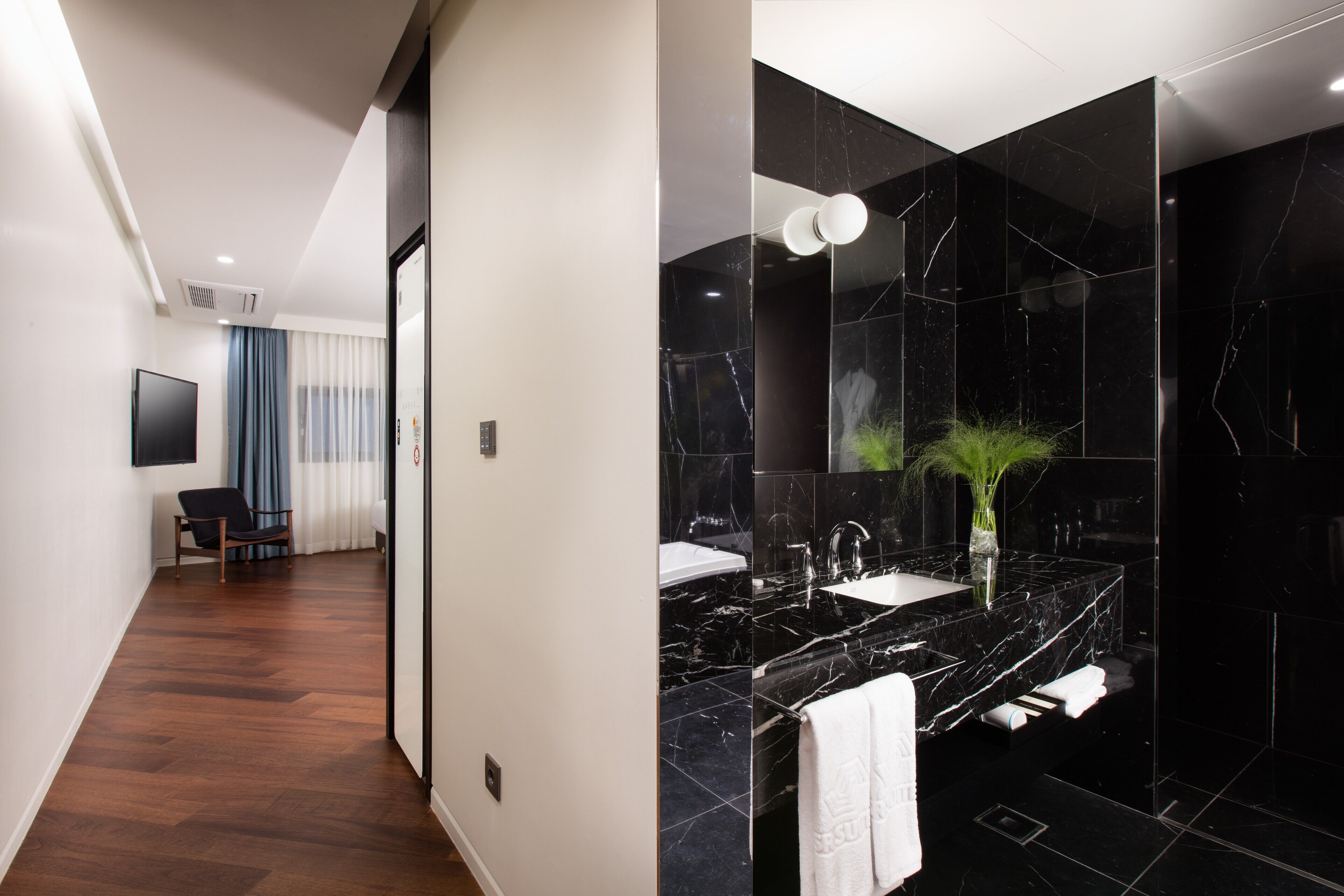 premium bedding, tempur-pedic beds, in-room safe, desk