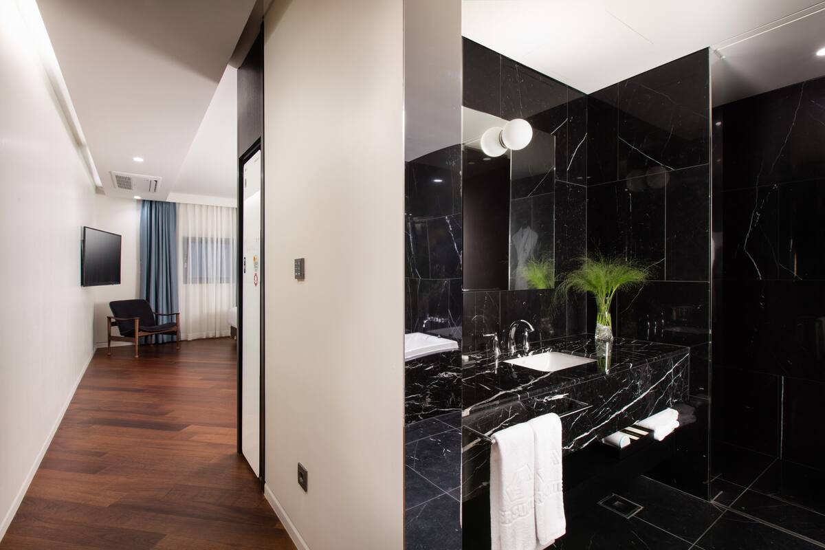 premium bedding, tempur-pedic beds, in-room safe, desk