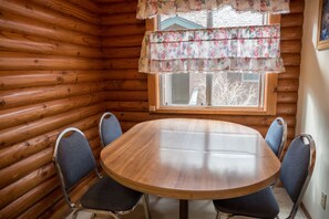 Chalet rustique, 1 chambre | Repas dans la chambre