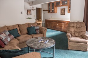 Hytte, 2 soverom | Oppholdsområde | Flatskjerm-TV