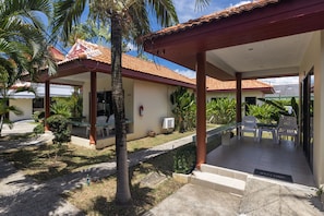 Dubbelrum - utsikt mot trädgården | Utsikt mot innergård